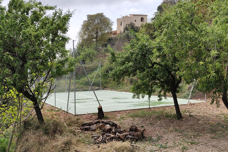 Mini tennis/ball court