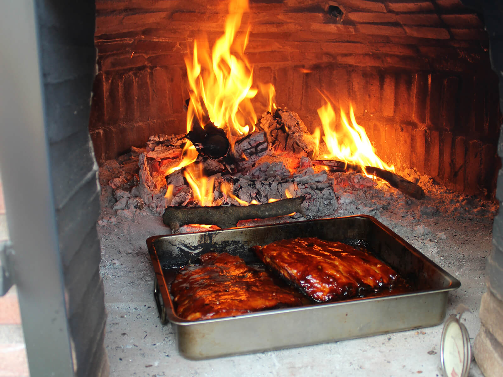 The courtyard has beautiful views back to the coast and Mojacar. It also has a built-in BBQ and pizza oven